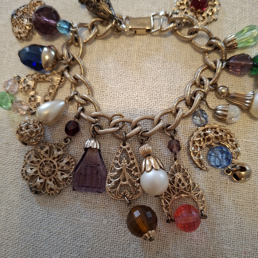 Vintage NAPIER Charm Bracelet Withe Glass Beeds Fillegre Designs
